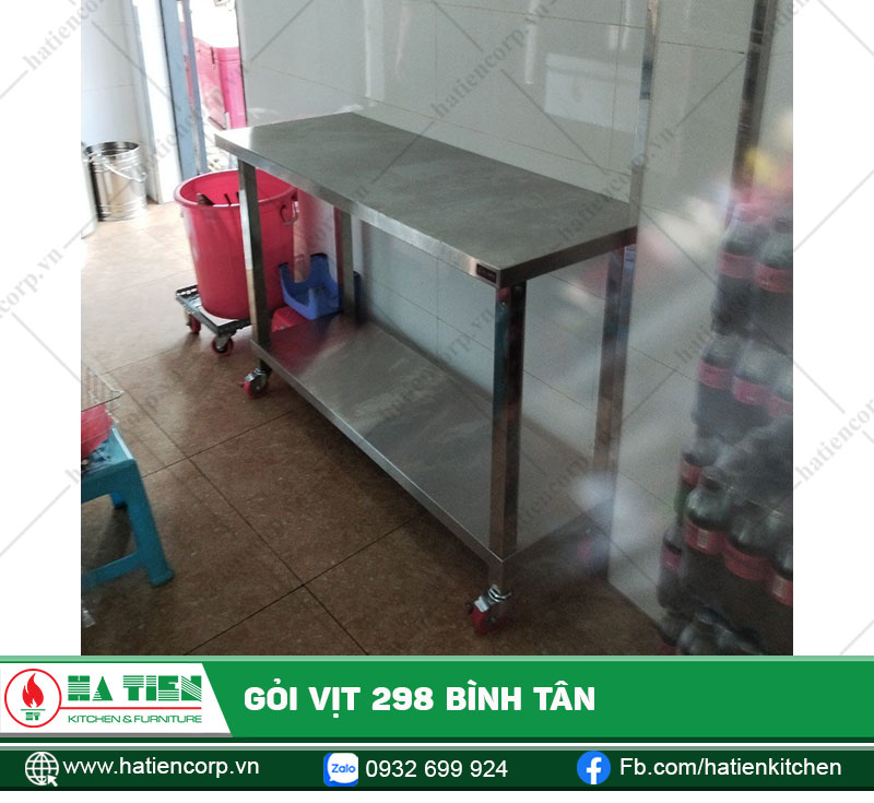 Bàn có kệ dưới, có bánh xe tiện dụng