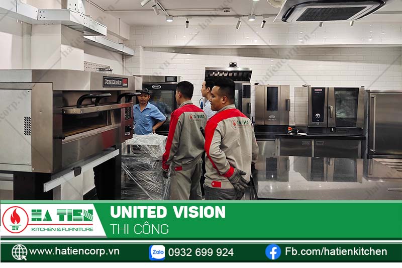 Nhà bếp với nhiệt độ cao và mùi dầu mỡ khiến người lao động phải làm việc trong môi trường ngột ngạt, khó chịu, giảm năng suất lao động và lâu dài ảnh hưởng đến sức khỏe