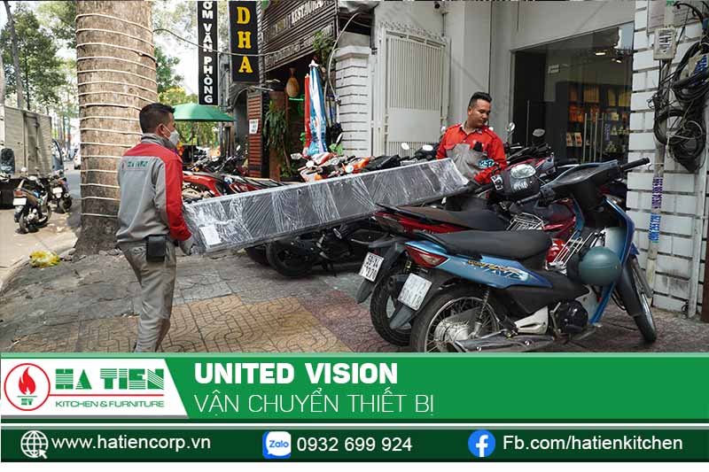 Nhân viên kỹ thuật của Hà Tiên vận chuyển thiết bị đến Unitsd Vision