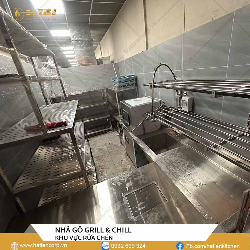 Bao gồm nhiều thiết bị như bàn bát sạch, máy rửa chén, bàn bát bẩn, kệ inox....